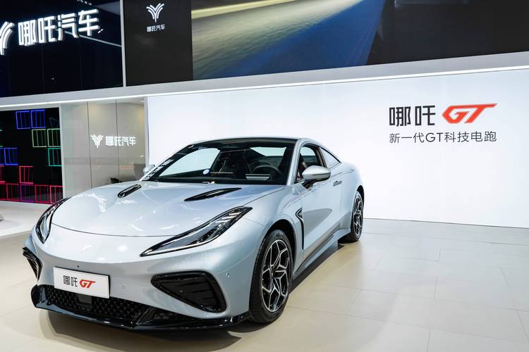 深圳348哪吒汽车在智能汽车领域的表现，领途汽车在新能源汽车市场中的影响力